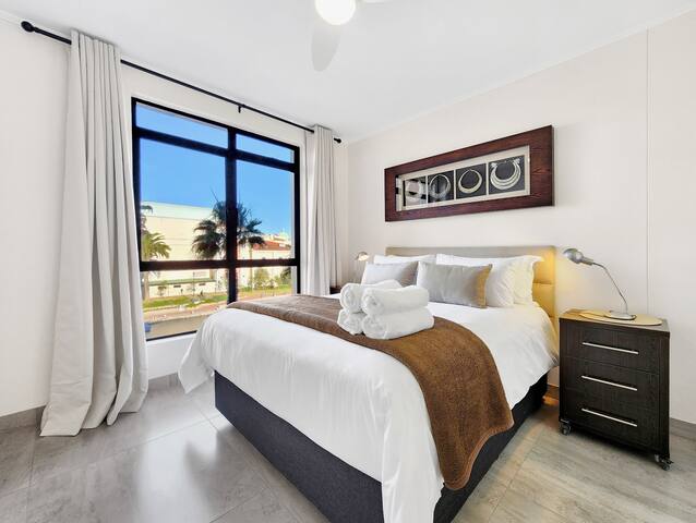 Renovated/Pools/Park/Gym/Parking/Canal walk access gallery image 2