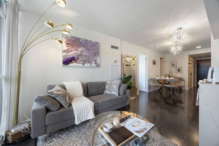 Stylish 2BR Downtown| 2 Queen Beds| 1 Free Parking gallery image 2