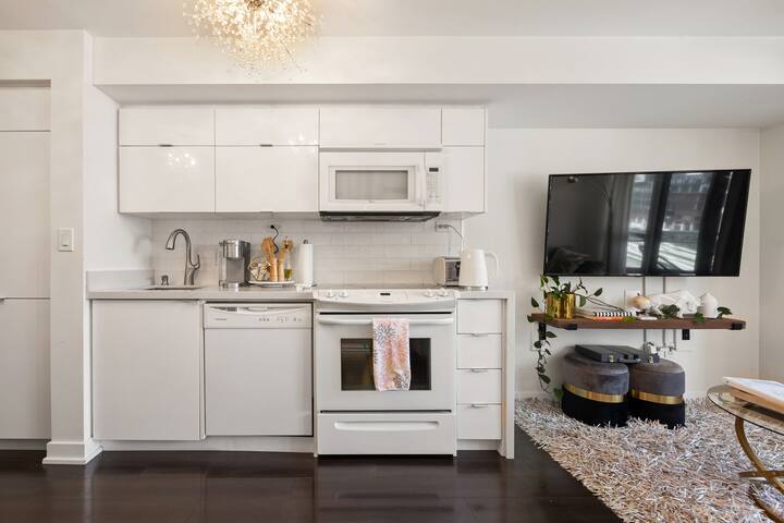 Stylish 2BR Downtown| 2 Queen Beds| 1 Free Parking gallery image 5