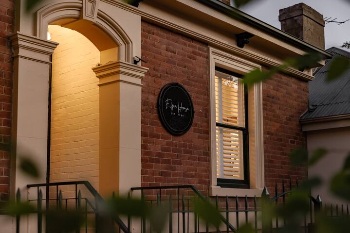 Foodie district, fireplace, deep bath. Parking.