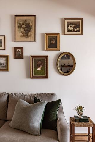 Foodie district, fireplace, deep bath. Parking. gallery image 5