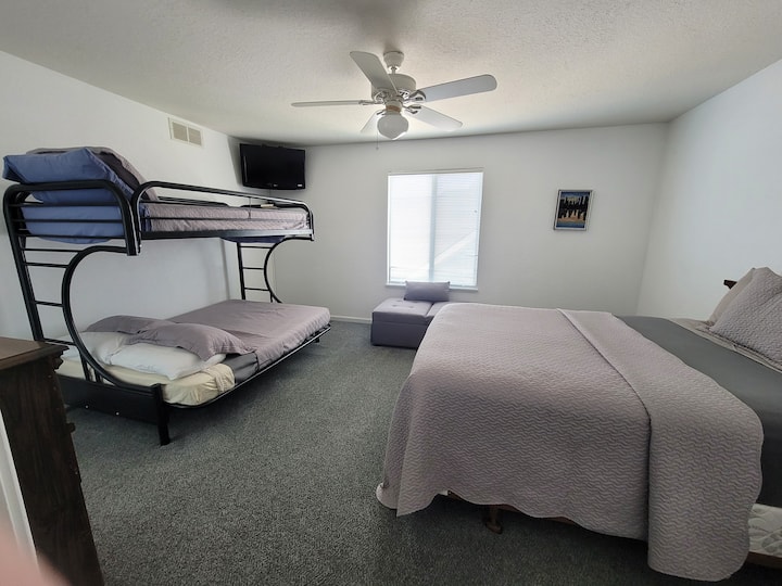 Veľká poschodová izba s manželskou posteľou Queen a dvoma manželskými posteľami