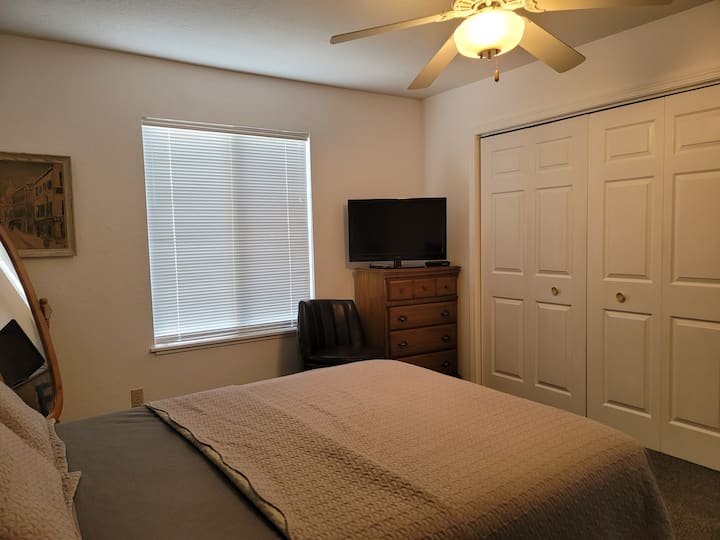 Druhá spálňa s manželskou posteľou na hlavnom poschodí