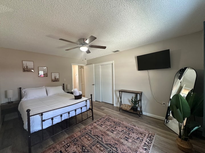 Naša hlavná spálňa je vybavená televízorom, útulnou manželskou posteľou, nočnými lampami, stropným ventilátorom, stoličkou a veľkým zrkadlom.