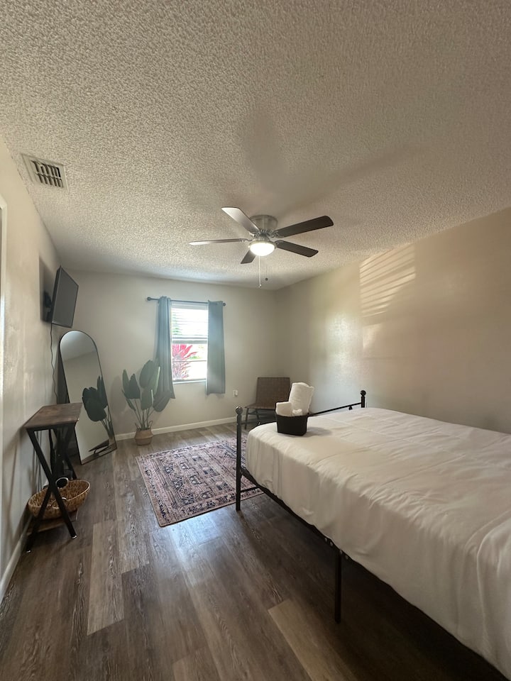 Naša hlavná spálňa je vybavená televízorom, útulnou manželskou posteľou, nočnými lampami, stropným ventilátorom, stoličkou a veľkým zrkadlom.