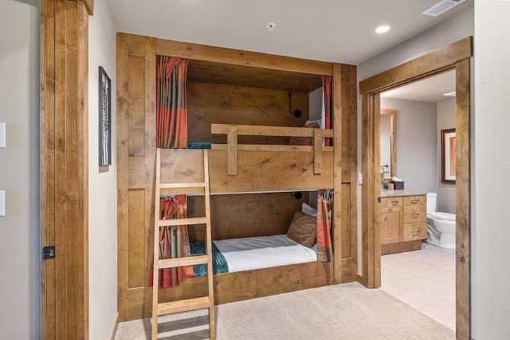 Кревети на спрат надвор од спалната соба со брачен кревет (широк 150-179 см).