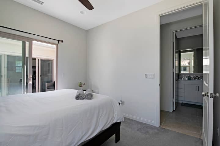 Útulná menšia manželská posteľ pri kúpeľni