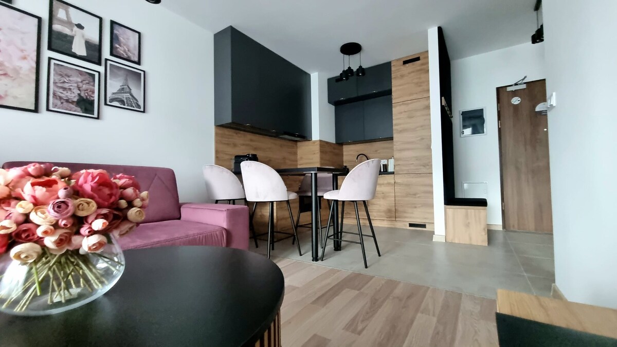 Მისაღები ოთახი აივნით