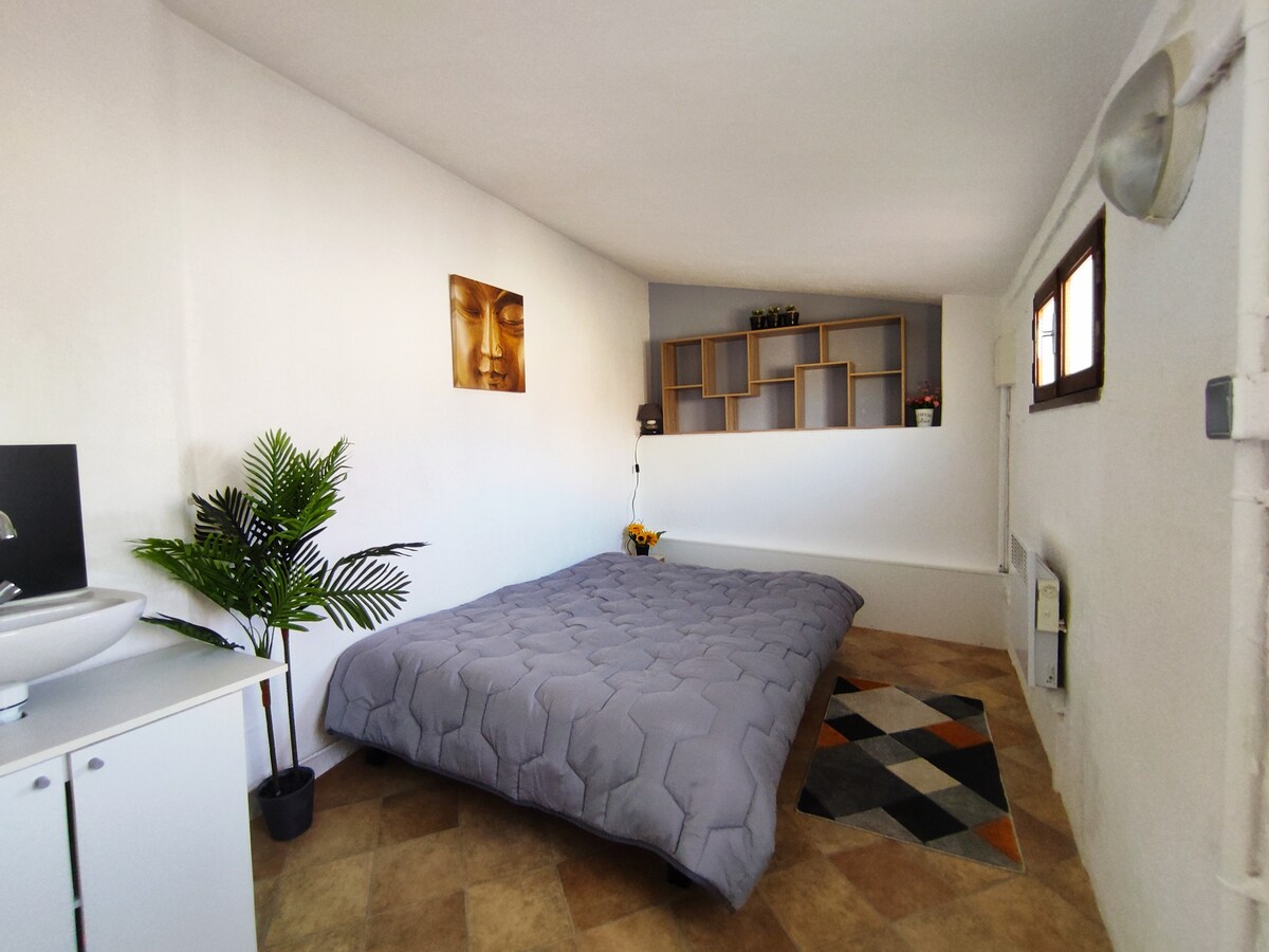 Spálňa na poschodí sa otvára na terasu