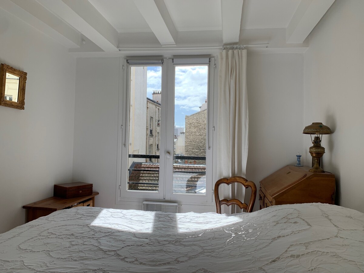 Glavna spavaća soba nalazi se na razini dnevnog boravka. 
Vrlo miran, s pogledom na šarmantni vrt. 
Imat ćete mali radni stol i veliki ormar s ormarom