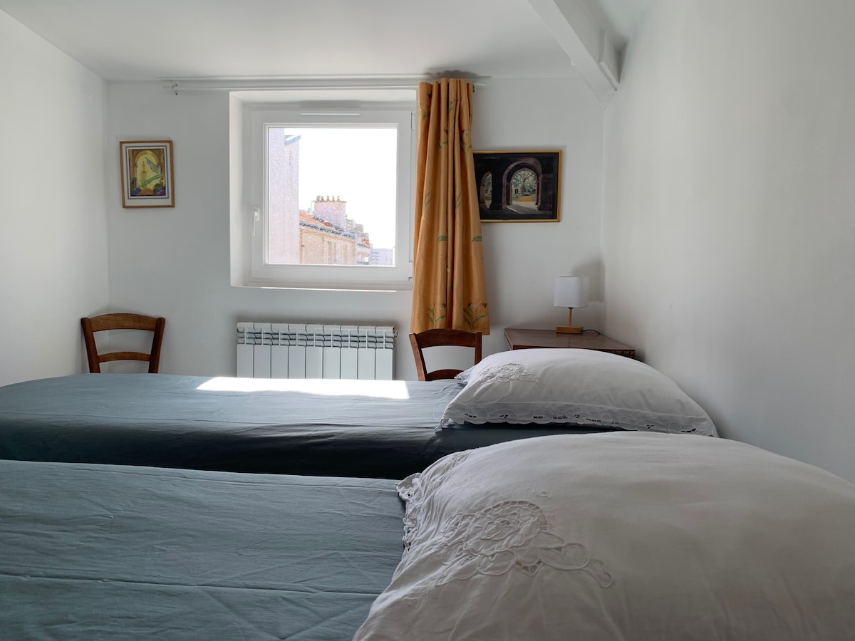 Ova soba ima prekrasan pogled na krov. 
Ima dva kreveta veličine 80 x 200, koji se mogu spojiti u bračni krevet (160). Na polukatu se nalazi mali stol i polica, a u neposrednoj blizini nalazi se stalak za odjeću.