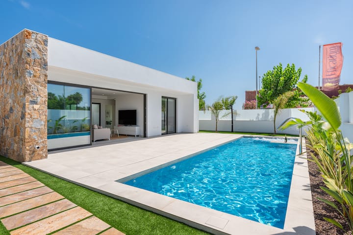 Holly's Luxury Villa, with Heated Pool