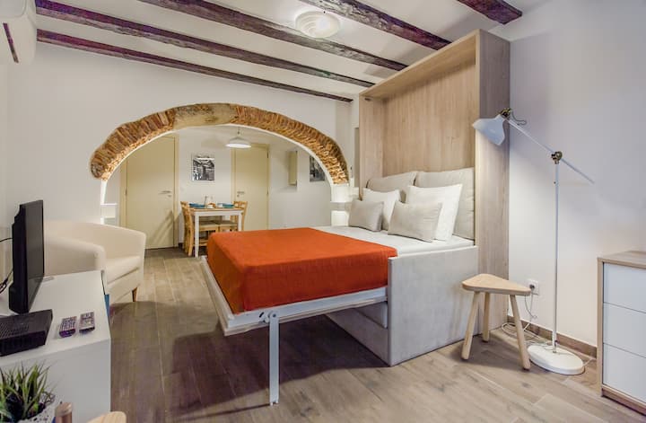 استوديو مع مكيف هواء وسرير مزدوج مطوي وتلفزيون بشاشة مسطحة.
الوصول مباشرة من الشارع.