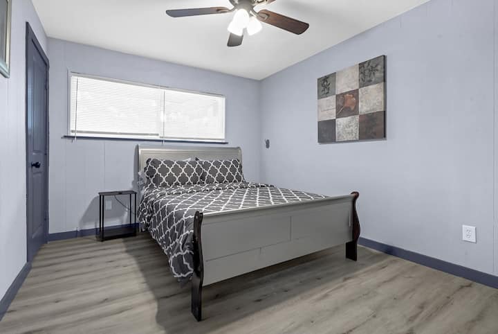 საძინებელი: ნათელი და მიმზიდველი საცხოვრებელი სივრცე, რომელიც გამოირჩევა ელეგანტური დეკორითა და კომფორტული 152‑179 სმ ზომის საწოლით.