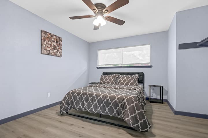 საძინებელი: ნათელი, თანამედროვე და ელეგანტური დეკორით, იდეალურია მშვიდი ძილისთვის!