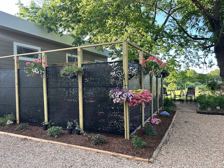 Bamboo Bungalow Guesthouses for Rent in Fulton, Missouri, United
