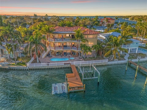 Waterfront 5BR Castle, Pool, Dock, Fishing m,