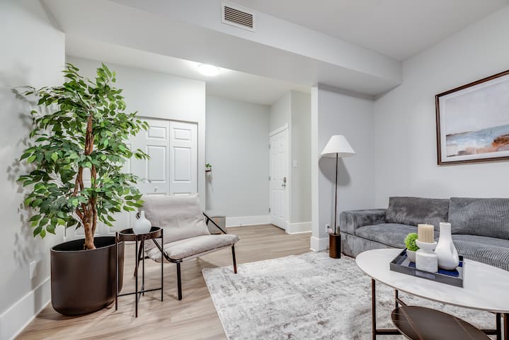 Newly Renovated 3 Bedroom Suite w/ Parking | DT gallery image 4