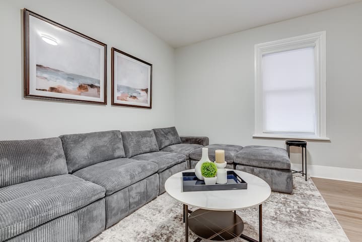 Newly Renovated 3 Bedroom Suite w/ Parking | DT gallery image 2