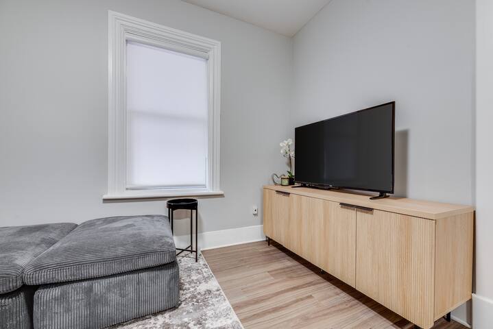 Newly Renovated 3 Bedroom Suite w/ Parking | DT gallery image 3