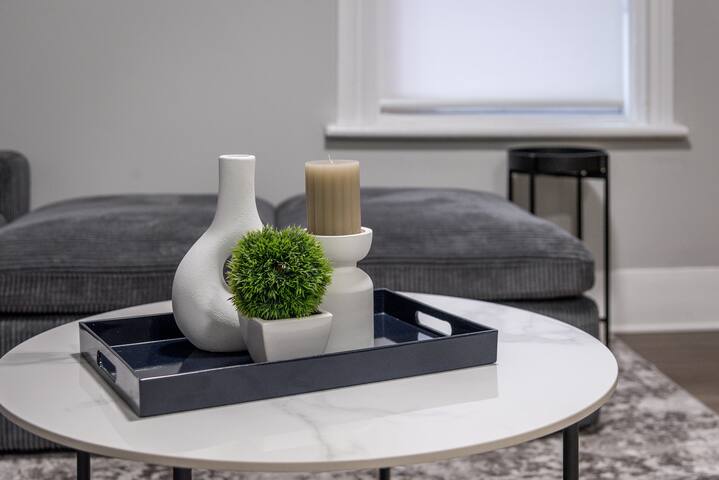 Newly Renovated 3 Bedroom Suite w/ Parking | DT gallery image 5