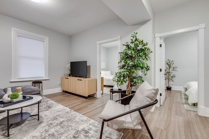 Newly Renovated 3 Bedroom Suite w/ Parking | DT