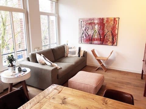 Top performing Airbnb: Lovely bright apartment in Van Der Helstpleinbuurt