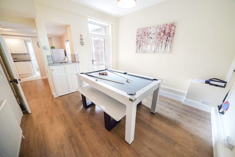4 BDR House-|30 Sec walk to beach- sleeps 9