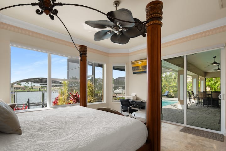 主卧可欣赏运河、游泳池和阳台的美景。