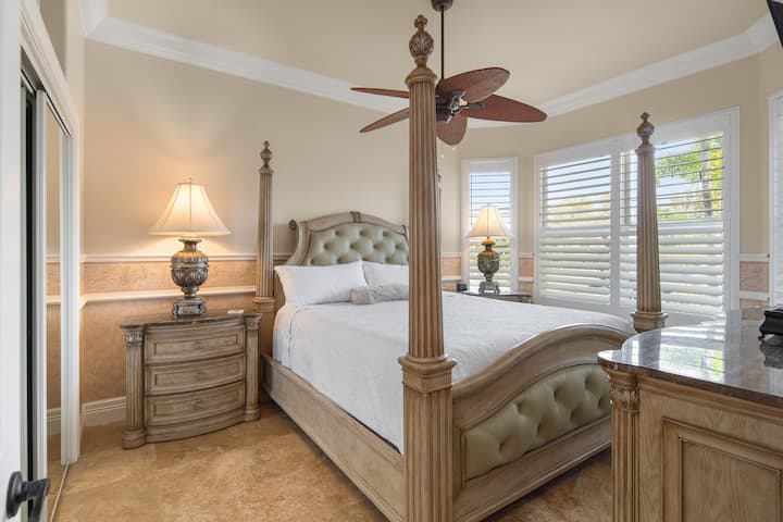 次卧配有加大双人床、吊扇、梳妆台、带天鹅绒衣架的衣柜、两个行李架和一台智能电视。