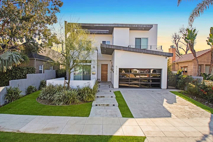 Modern 5bd/6bath Villa w Pool gallery image 3