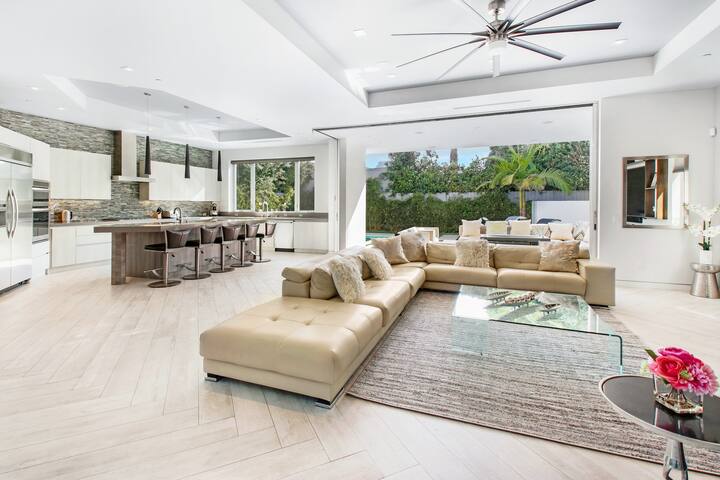 Modern 5bd/6bath Villa w Pool gallery image 5