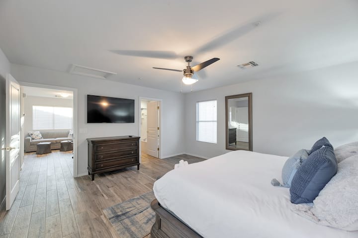 Primárna spálňa s manželskou posteľou King Ben, inteligentnou televíziou a vlastnou kúpeľňou.