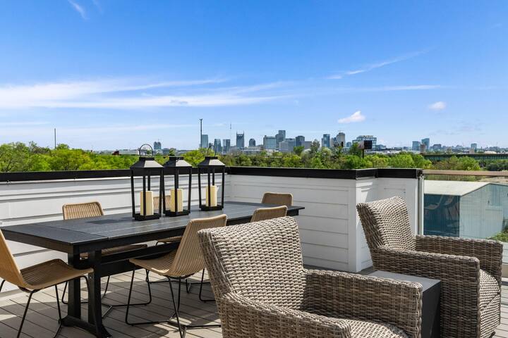 Luxe & Bright! W/ Rooftop Hot-tub & Skyline View! gallery image 2