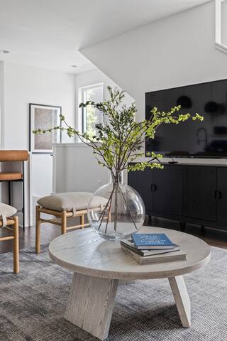 Luxe & Bright! W/ Rooftop Hot-tub & Skyline View! gallery image 4