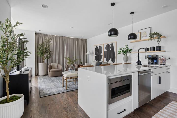 Luxe & Bright! W/ Rooftop Hot-tub & Skyline View! gallery image 3
