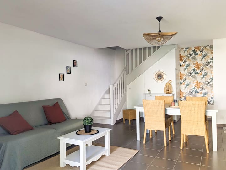 Მისაღები ოთახი და გასაშლელი დივანი