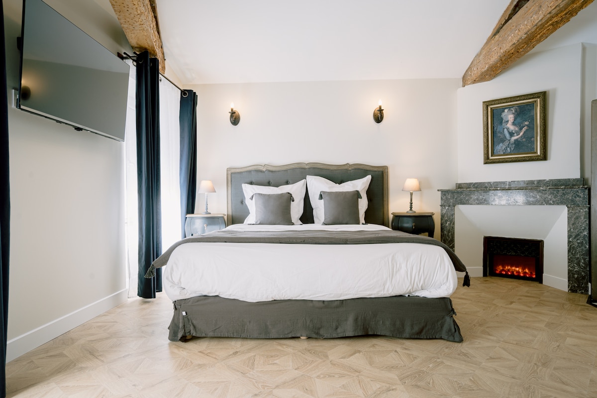 חלל לילה בתוך הסוויטה הרומנטית (סטודיו הכולל מיטה אחת, 2 אנשים, אזור מטבח מאובזר אחד, פינת אוכל, חדר רחצה פתוח עם אמבטיה ומקלחת ושירותים נפרדים - נוף לשוק המכוסה).