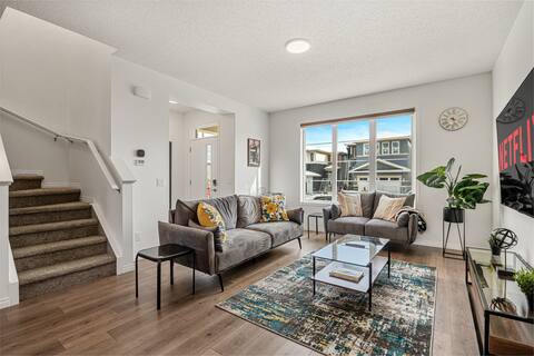 Popular Airbnb listing: Modern 3BR Home | Sleeps 7 | Free Parking & BBQ in Cornerstone