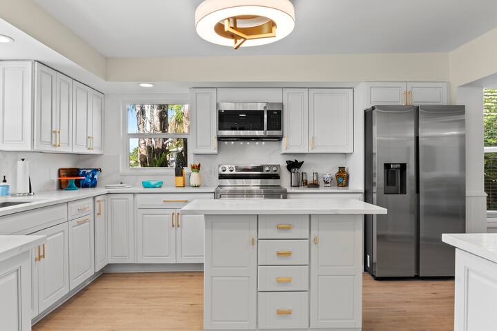 1.5 mi to the Beach/Heated Pool & 2 Paddleboards! gallery image 3