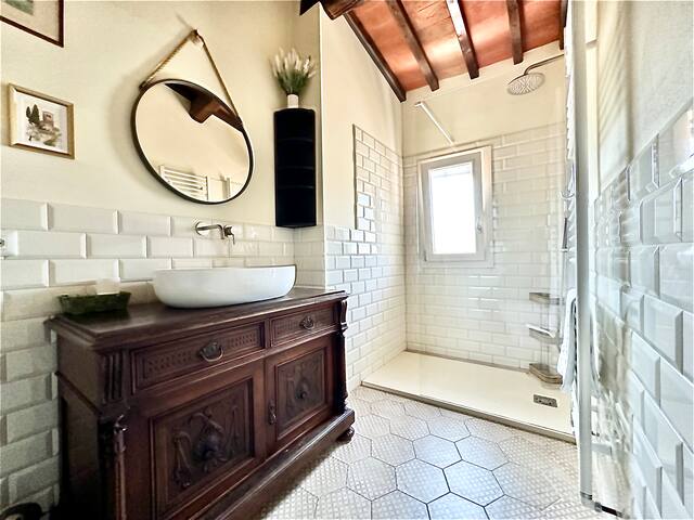 Inviting Retreat in the Heart of Florence Town gallery image 3