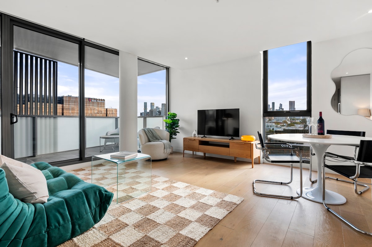 Top Airbnb: Art Deco Apt with Skyline Views in Collingwood