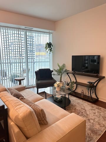 3 Bed Condo – Heart of Toronto