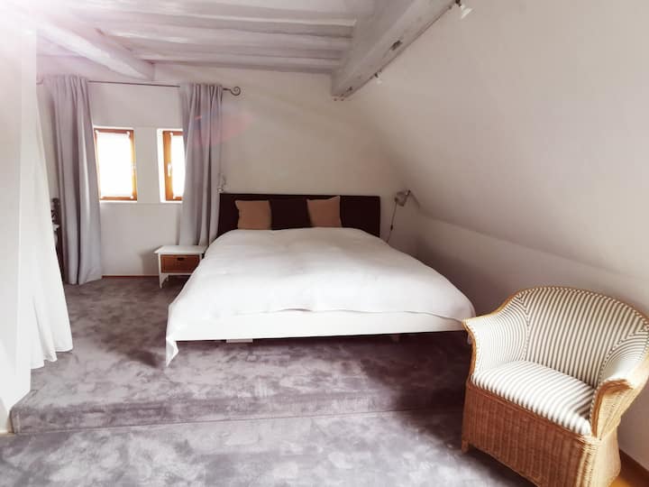 Საოჯახო საძინებელი 180 ორადგილიანი საწოლით, 90-იანი წლების საწოლით (მშობლის საწოლისგან გამოყოფილი ფარდით) და 1 ჩვილის საწოლით