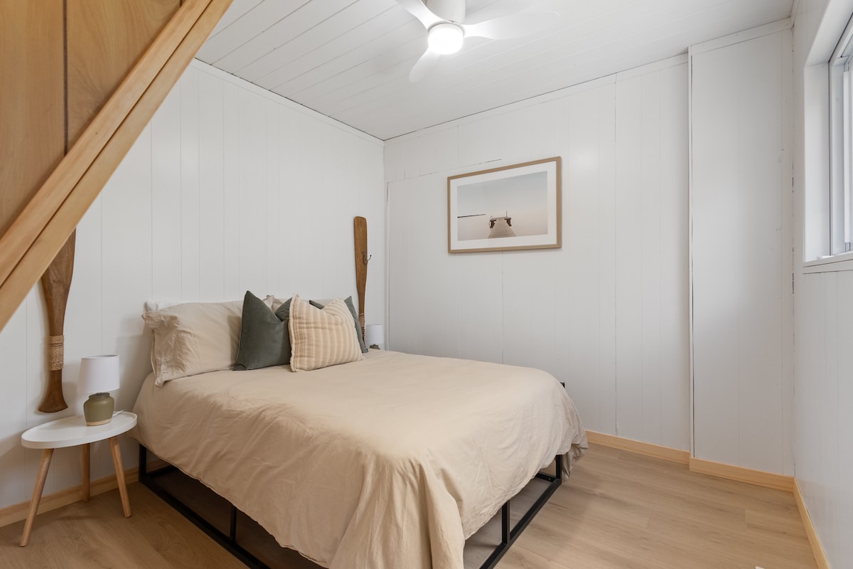 Dormitorio en el piso principal con 1 cama doble.