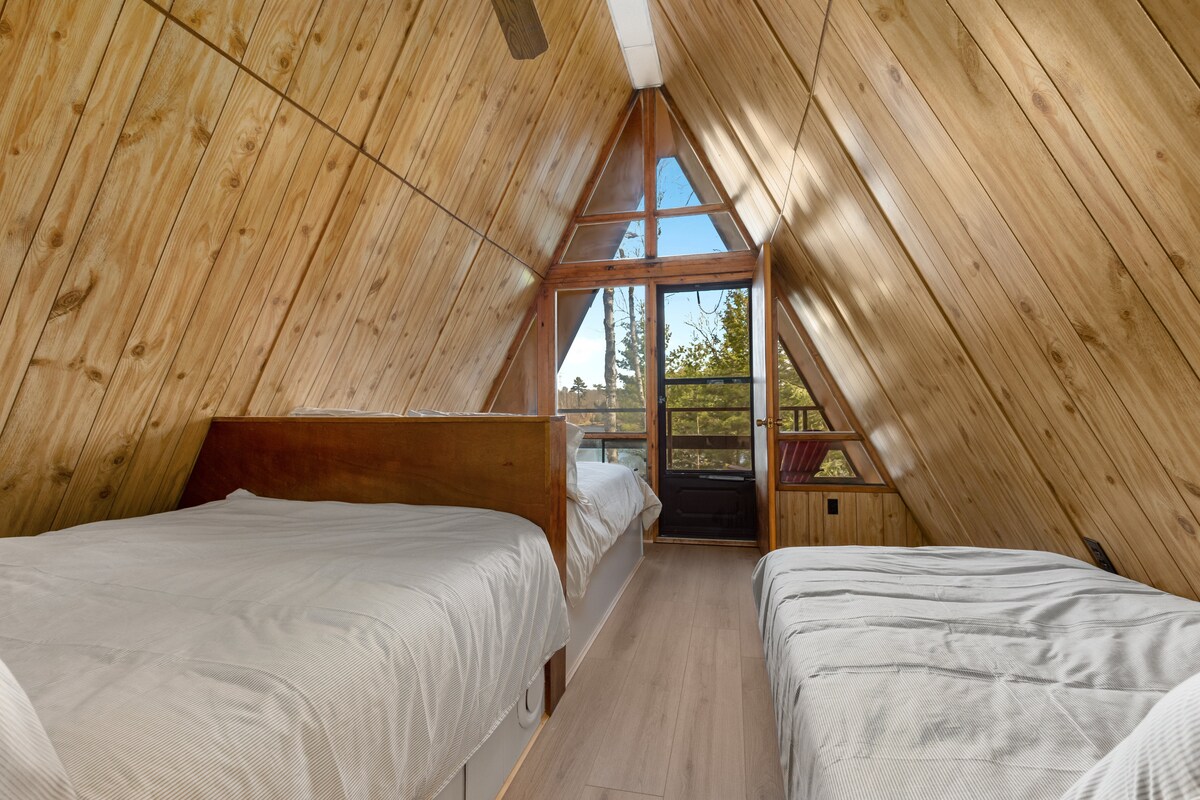 Habitación en el segundo piso con 2 camas dobles + 1 cama individual. Balcón al aire libre adjunto para que disfrutes de tu café por la mañana