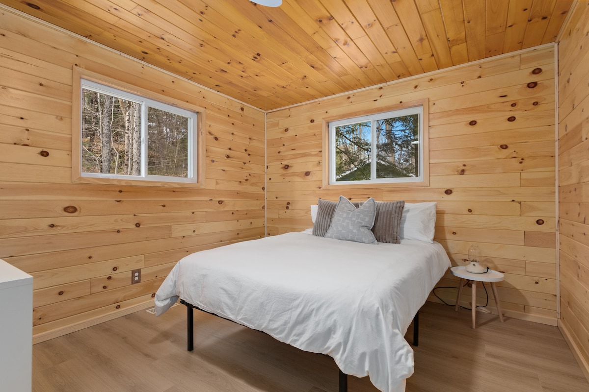 Dormitorio principal con 1 cama tamaño queen.