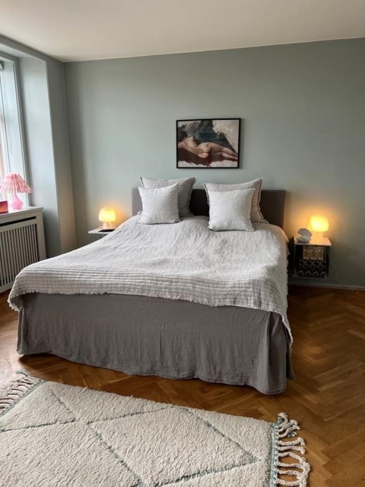 חדר שינה גדול עם גישה למרפסת. המיטה בגודל 180x200 ס"מ. מכאן, יש גישה לחדר הרחצה של הדירה. 