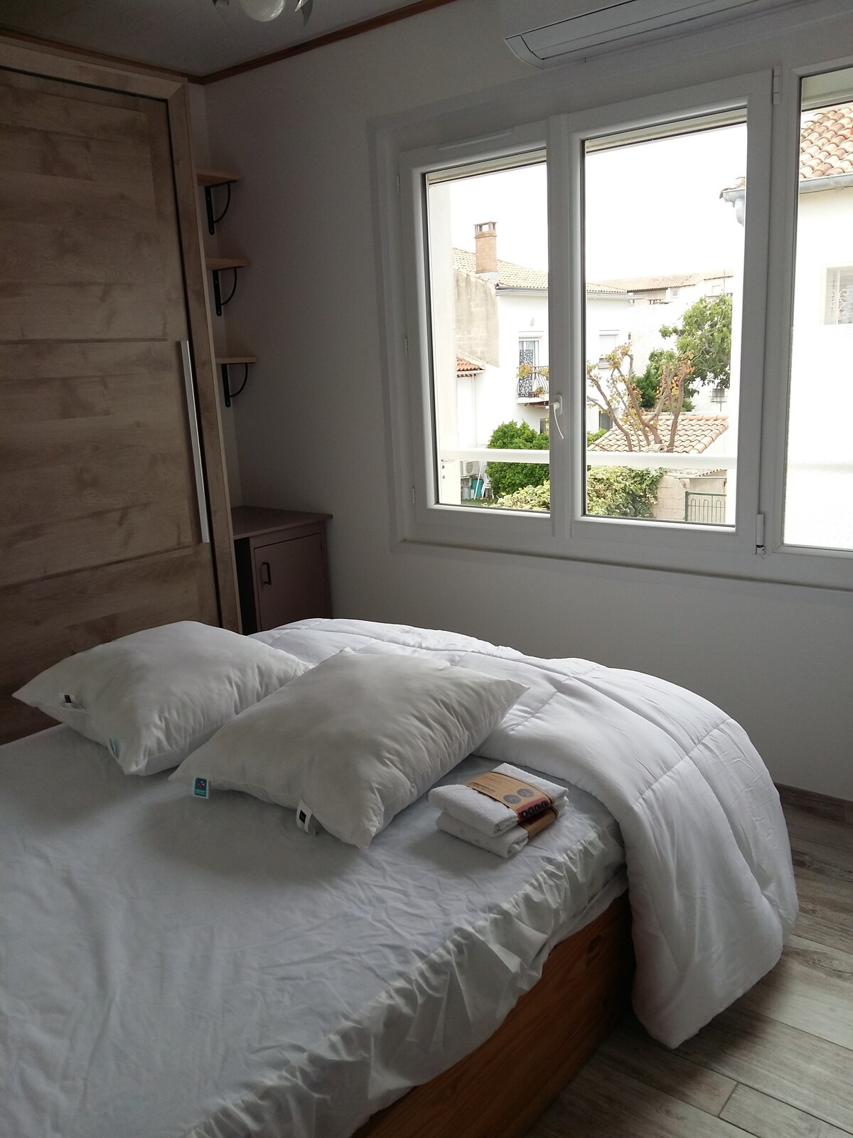 Двойно легло в спалнята. Голям гардероб с рафтове и гардероб, оборудван с голямо огледало. Нови възглавници със защита. 2 защитни покривала. 2 олекотени къщи с допълнителни ценови условия. Мрежа против комари на прозореца. Климатик.