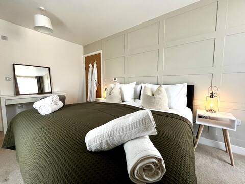Popular Airbnb listing: Modern 2 Bedroom/2 Bathroom Apartment (sleeps 5) in Charlcombe
